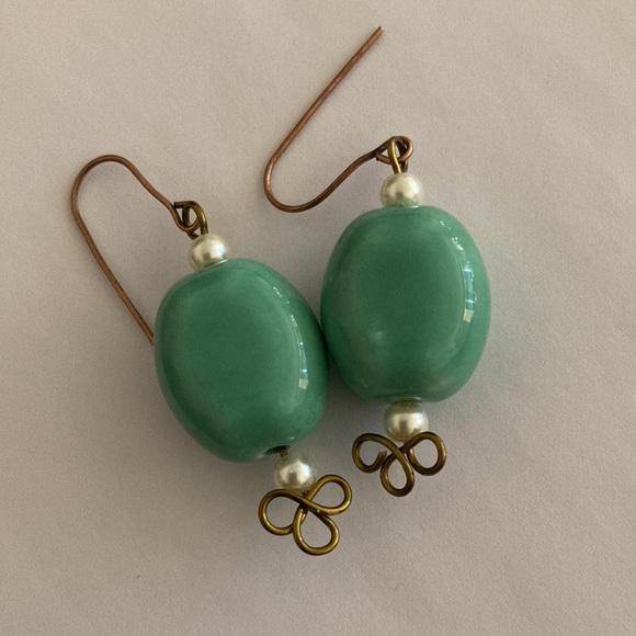 Earrings: Ceramic & faux pearl with antique brass - Picture 10 of 16